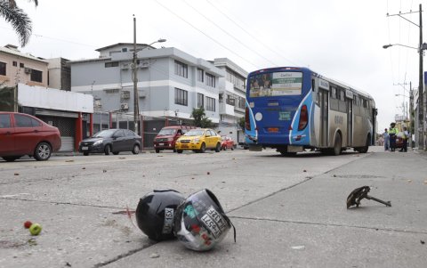 Los cascos quedaron tendidos en la acera