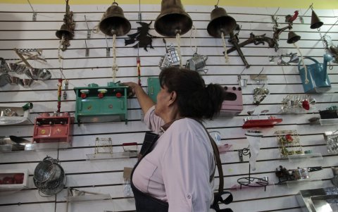 miniaturas. Cocinas, ollas, platos elabora Martha.