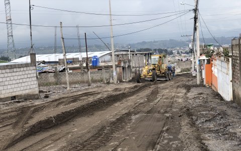 Maquinaria del Municipio de Latacunga y de la Prefectura trabajan con los moradores en la habilitación de la vía.