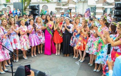 Las candidatas recibieron coronas de flores y saludaron desde el balcón municipal con la alcaldesa Diana Caiza.