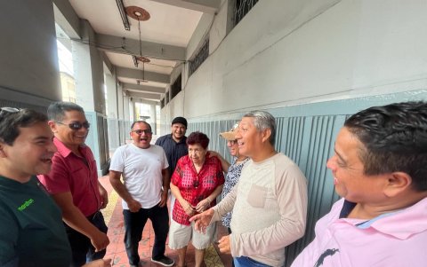 2. Recuerdos. La exdocente Blanca Alcívar (de rojo) era la más requerida por los exalumnos que la buscaban para fotografiarse y llevarse un recuerdo de la institución .