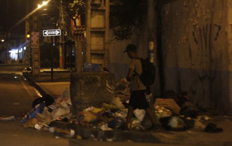 Irrespeto.  Durante la madrugada se observa a personas rebuscando entre las fundas de basura.