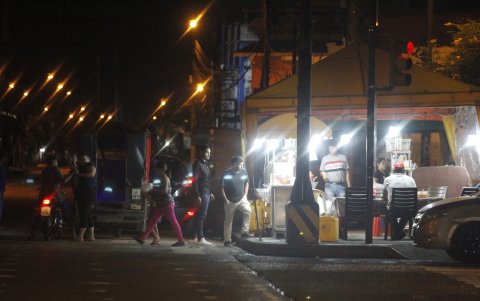 2. Comercios Los  locales informales no se detienen ni en la madrugada. Clientes hacen hasta filas.