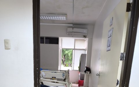 Las puertas y ventanas abierta de los cuartos del hospital por el calor contrastan con los equipos acondicionadores de aire sin funcionar.
