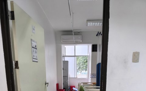 Las puertas abiertas indican que los equipos acondicionadores de aire están dañados. Las puertas cerradas indican que sí funcionan.