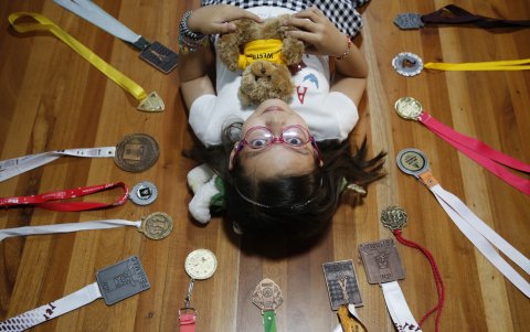 La pequeña disfruta del ajedrez como un juego, pero lo toma en serio. Está llena de titulos y medallas.