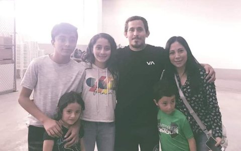 Dome junto a Chito Vera y su familia. Su madre es prima del popular peleador de la UFC.