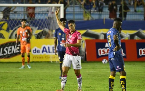 Michael Hoyos (c) de Independiente del Valle  lleva tres goles.