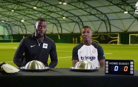 El youtuber Harry Pinero y el volante tricolor Moisés Caicedo durante el programa On a plate.