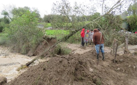 Los derrumbes y crecientes de los ríos han obstruido vías y dañado puentes en este zona de Chimborazo.