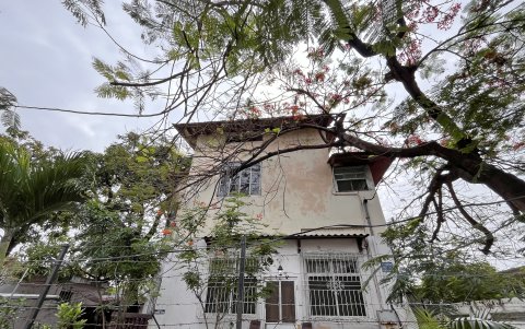 2. Deterioro. Los materiales de madera de la Casa Borja de Ycaza tienen agujeros y algunos se han desprendido. En la pared lateral del cerramiento hay manchas, por el alcantarillado de sector.