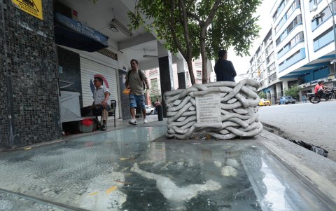 La humedad, agua estancada y moho son evidentes dentro de la escultura.