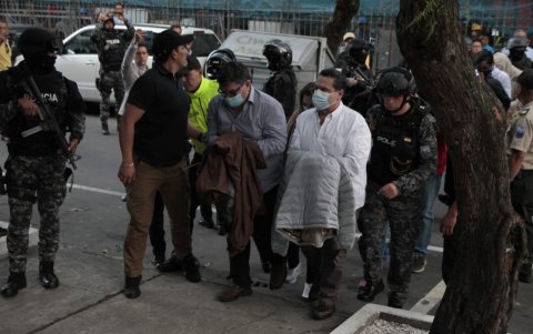 Los detenidos en su ingreso a la Unidad de Flagrancia en Quito.