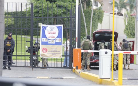 Hallazgos. En la vivienda, en el mismo caso, encontraron armas, dinero, droga y equipos de comunicación. También dos menores de 13 años fueron asistidos por la Policía.