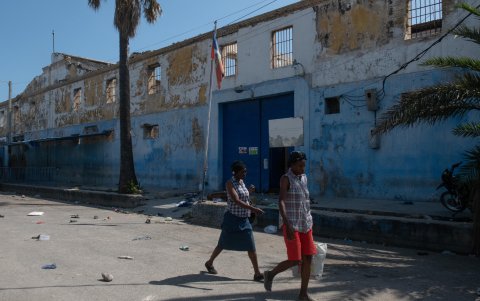 Mujeres caminan frente a la prisión nacional, en Puerto Príncipe