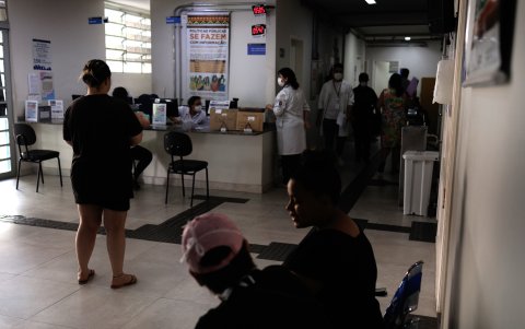 Personas con sospecha de dengue reciben atención médica en una Unidad Básica de Salud