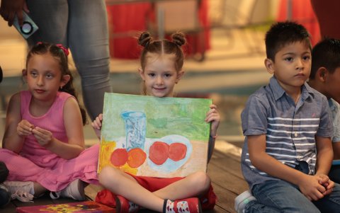 Antonia Cárdenas muestra su cuadro.