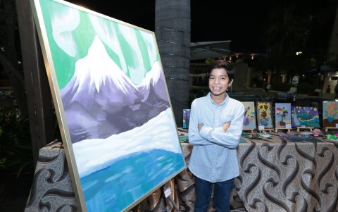 Alejandro Salvador, junto a su obra.