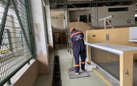 Prueba. A pesar de no recibir los pagos, ellos continúan laborando.