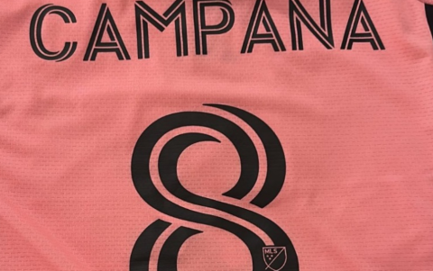 La camiseta que Leo Campana le obsequió a Chito.