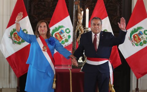 La presidenta de Perú, Dina Boluarte, juramenta a Gustavo Adrianzén como su nuevo primer ministro.
