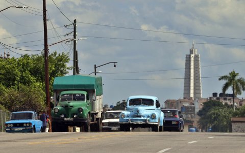 Automóviles transitan una calle el lunes 4 de marzo de 2024, en La Habana (Cuba).