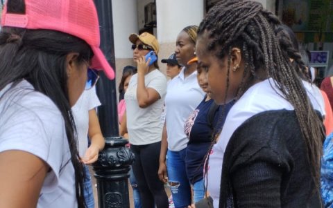 Dato. Algunas educadoras tuvieron que salir del lugar por el gas pimienta lanzado en las cercanías de la Gobernación.