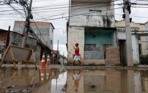 Una calle inundada en el barrio Jardim Pantanal.