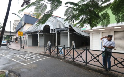 4.300 comerciantes trabajan en los distintos negocios de la Bahía. El Municipio ha clausurado más de 300 locales.