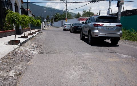 Problema. La calle Río Pastaza es de doble sentido, por lo que los conductores corren el peligro de chocar por esquivar los huecos