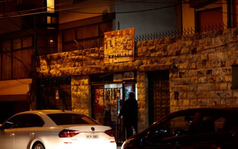 Vecinos del sector de El Inca señalan que personas compran licor en la zona y beben en los autos, dejando luego su basura y generando escándalos y pleitos.