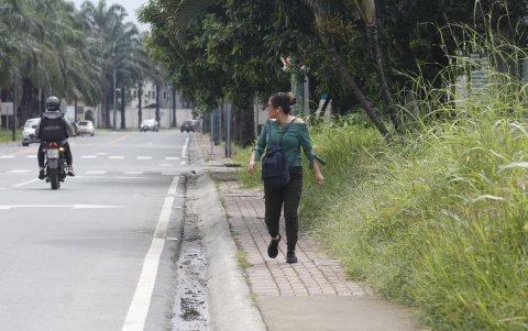 Exteriores. Las personas que circulan por la calle Los Arrozales caminan mirando a todos lados por el miedo a los delincuentes motorizados.