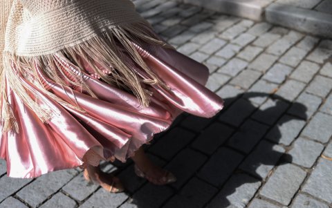 Una mujer Aimara luce el traje típico de la Chola paceña