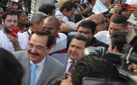 El entonces alcalde Jaime Nebot y Pablo Muentes en el ingreso a la tarima de una de las sesiones solemnes de Guayaquil.