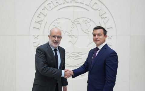 El director para el Departamento del Hemisferio Occidental  del FMI, Rodrigo Valdés, y el presidente de la República, Daniel Noboa.