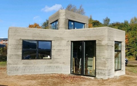 Pequeña casa en 3D impresa por el grupo 3DCP en Holstebro, Dinamarca. El coste total del hormigón para las paredes fue de 1.600 dólares