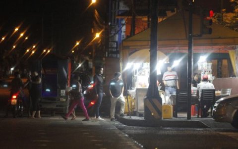 Comercios Los locales informales no se detienen ni en la madrugada. Clientes hacen hasta filas para consumir bedidas o comida que se esté bebiendo.