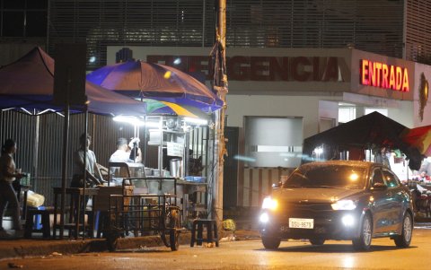 Incluso en las zonas aledañas a los hospitales públicos del sur de Guayaquil se observan carretas y kioskos de comida que reciben clientes de forma permanente en las madrugadas.