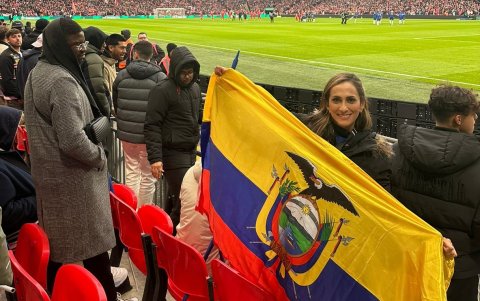 María José Flores. y la bandera de Ecuador en los estadios del Mundo.