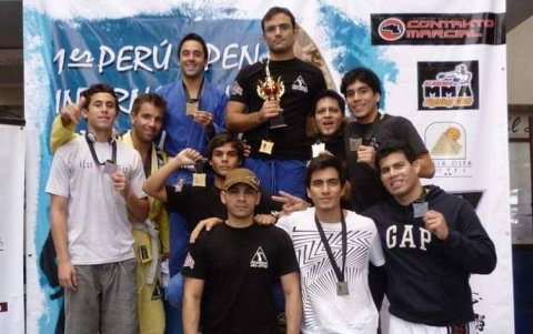 Chito Vera (i) en su adolescencia después de un torneo, cuando formaba parte de la academia de Soluco (c).