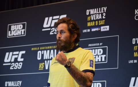 Marlon Vera, luciendo la camiseta de la Tricolor, resaltó la importancia de sus conocimientos de jiu-jitsu.