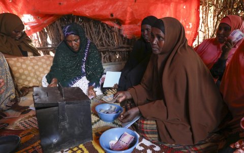Una reunión de un grupo de ahorro dentro de una cabaña improvisada dentro del campamento de desplazados internos de Kabasa