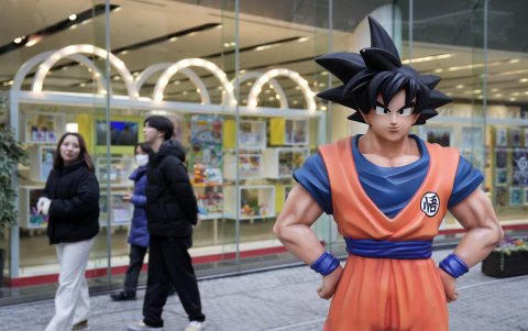 El 8 de marzo, los transeúntes pasan junto a una estatua de Son Goku, un personaje de Dragon Ball creado por el artista de manga japonés Akira Toriyama, frente a Bandai Co. en Tokio, Japón.
