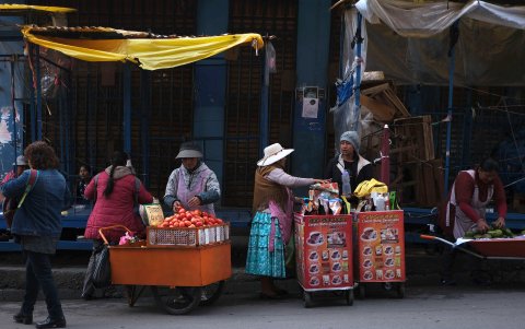 Mujeres ofrecen productos en puestos de venta callejeros el 5 de marzo de 2024 en La Paz