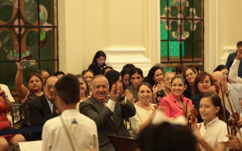 Entre el público, el gobernador Alberto Molina disfrutó del espectáculo.