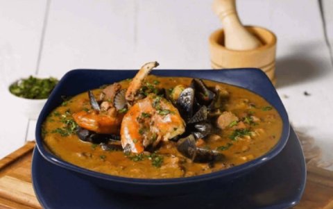 En el Mercado del Río, en el local de La Esquina de Beto se ofrece la fanesca de mariscos.