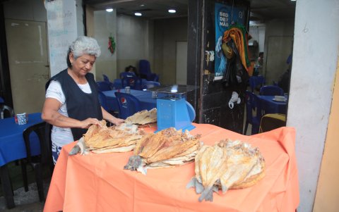 Para quienes desean preparar en casa la fanesca, el bacalao de Galápagos ya se vende en la calle Cuenca, entre la Quinta y la Sexta.