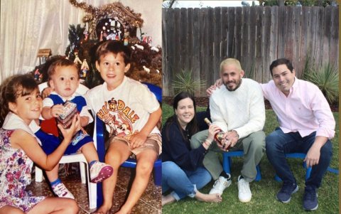 Chito (c) rememora foto de infancia juntos a sus hermanos.