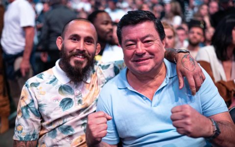 Chito Vera posa junto a su padre Marlon Vera Mendoza.