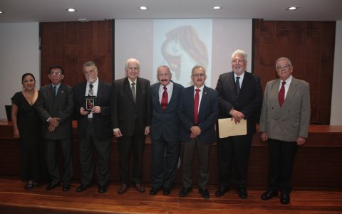El autor del libro junto a varios de sus invitados.